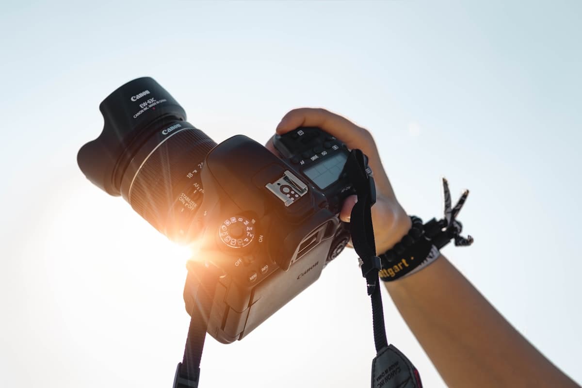Photographe de mariage au travail lors d'une cérémonie