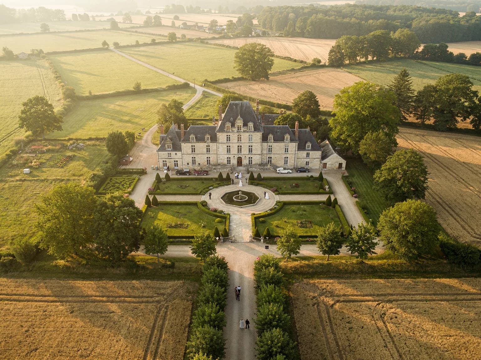 Aerial view of an estate with grounds and buildings in the Paris-region countryside — illustration