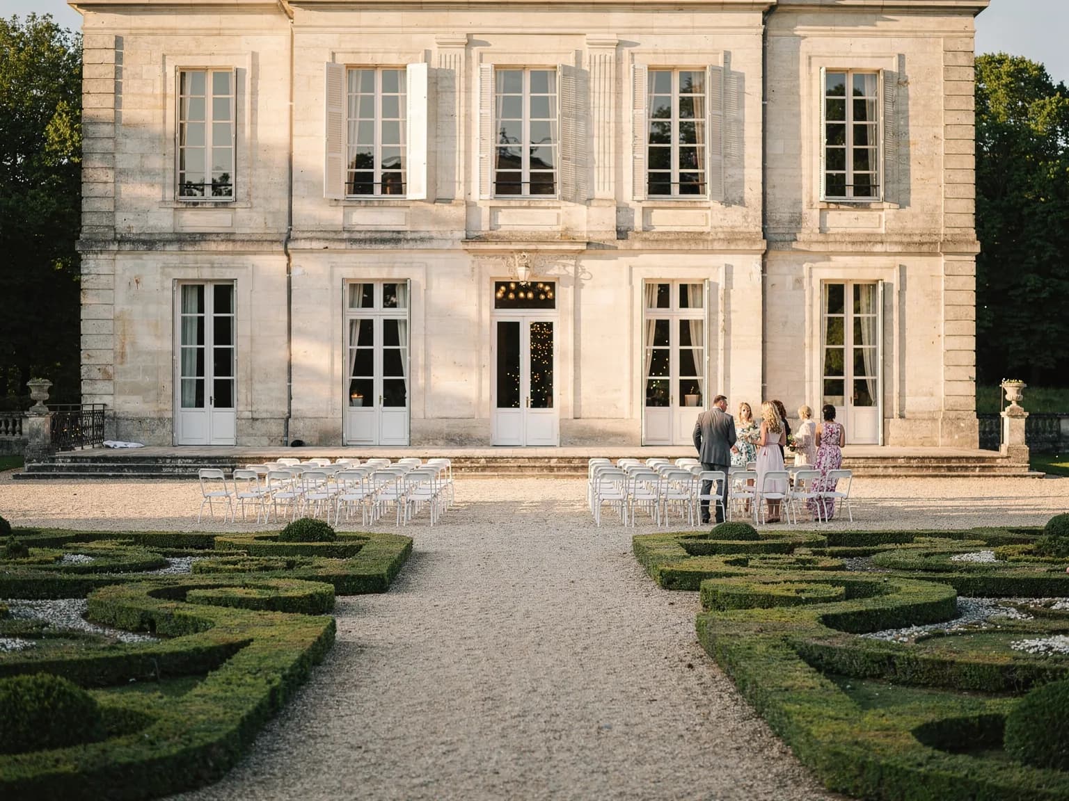 Classical façade of a Paris-region château with formal gardens — illustration