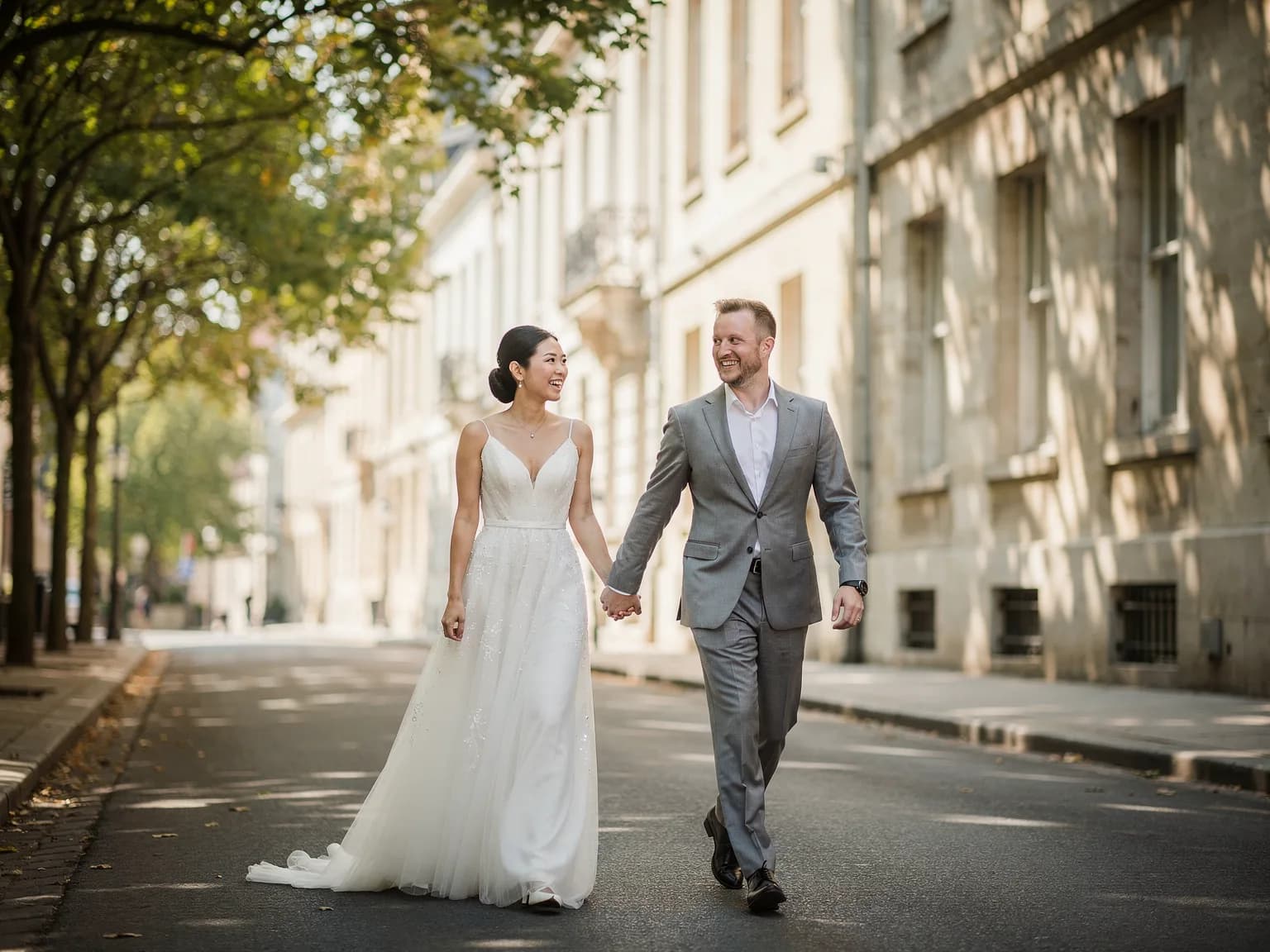 Couple de jeunes mariés marchant dans une rue arborée d'une ville royale française — illustration