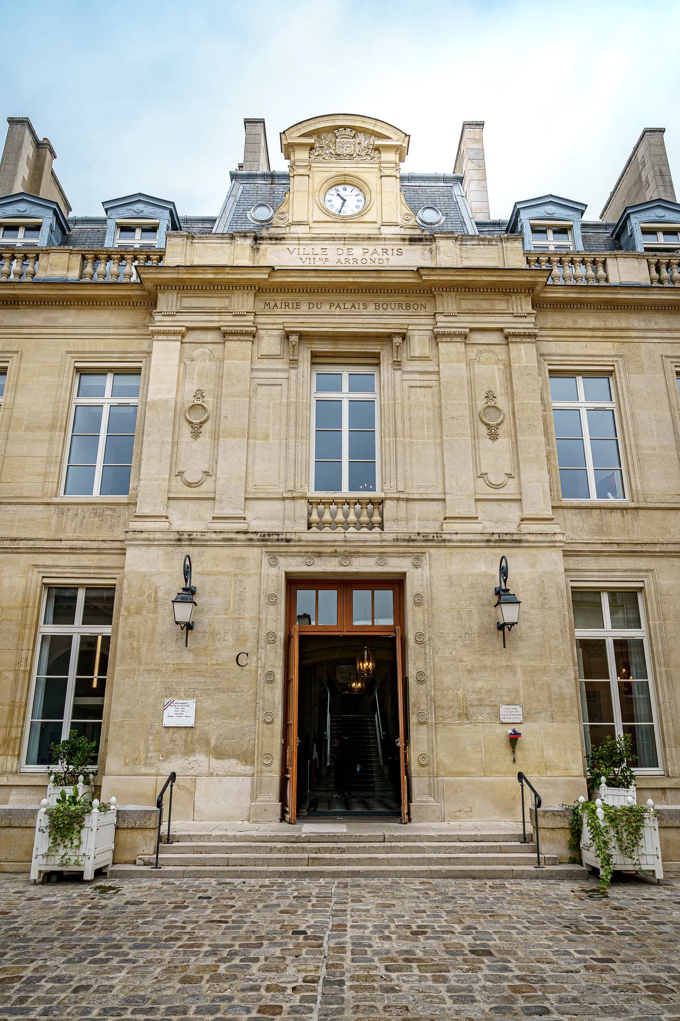 La façade du lieu de cérémonie