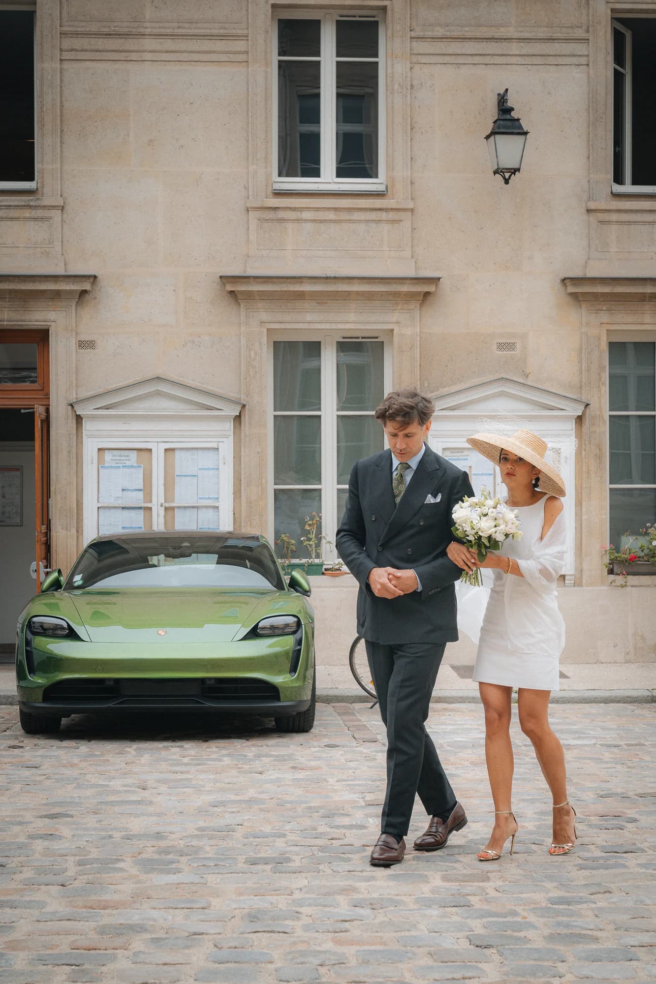 Martin et Marion devant le lieu de cérémonie