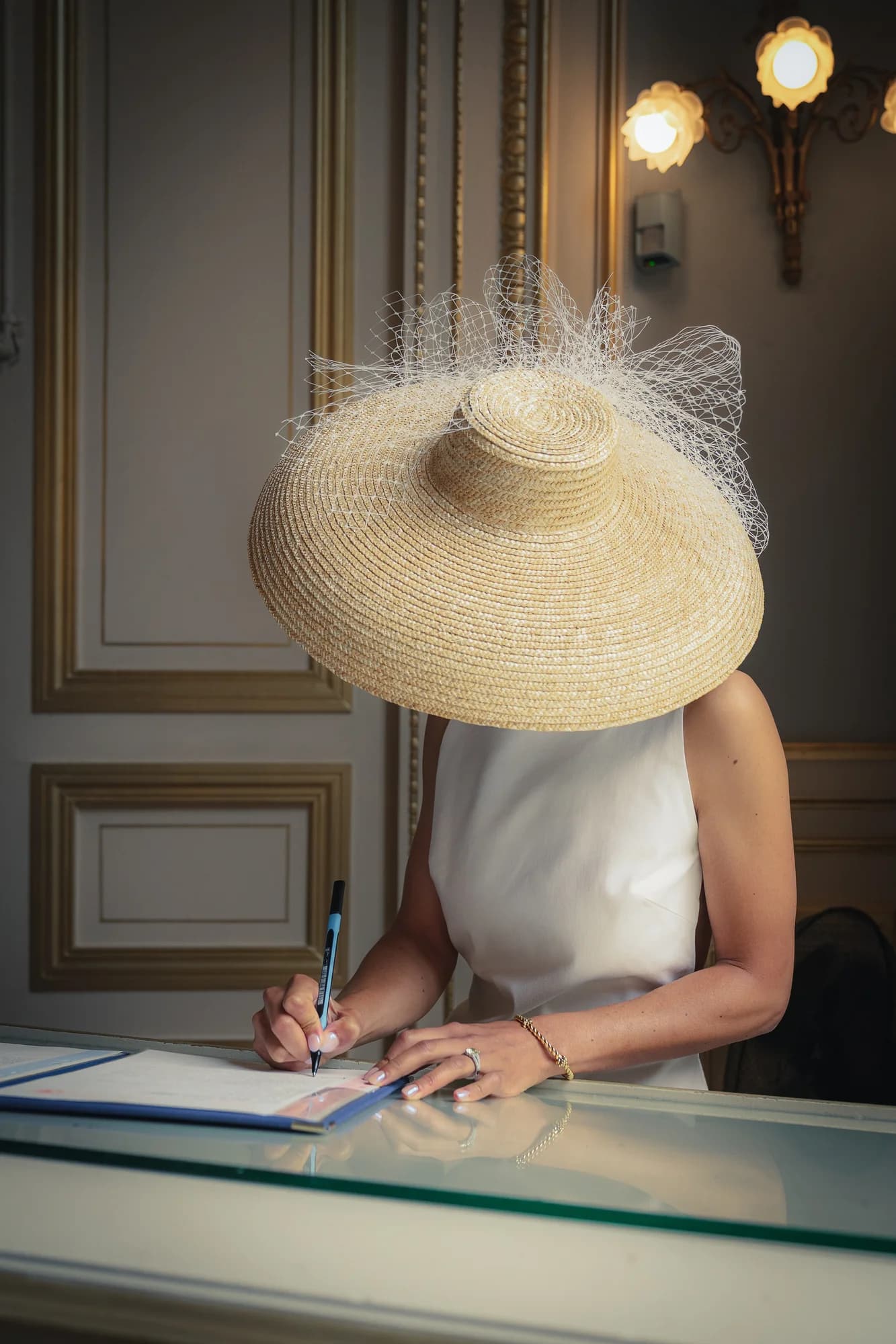 Marion signe le registre de mariage