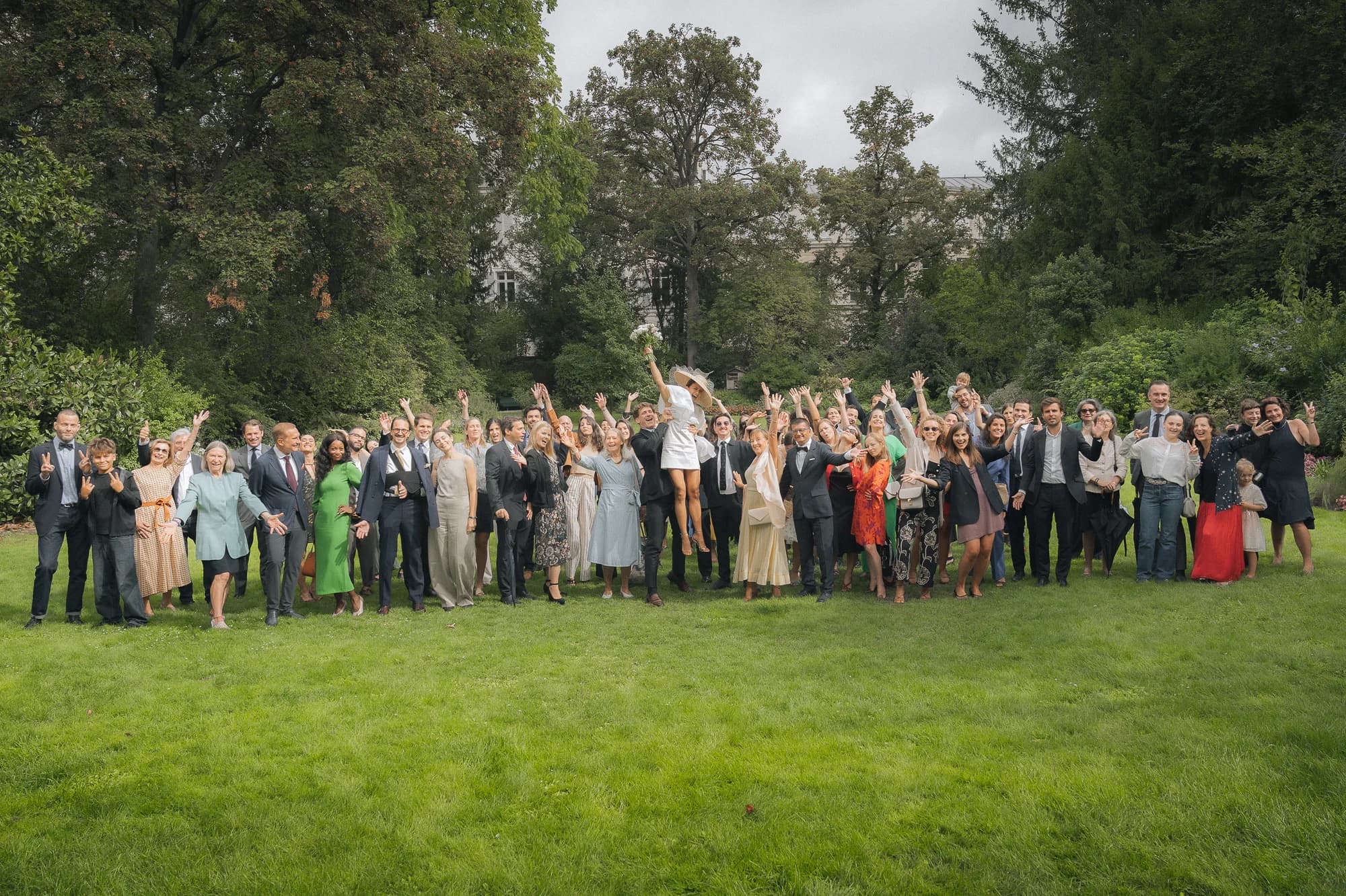 Les mariés entourés de leurs invités dans le jardin