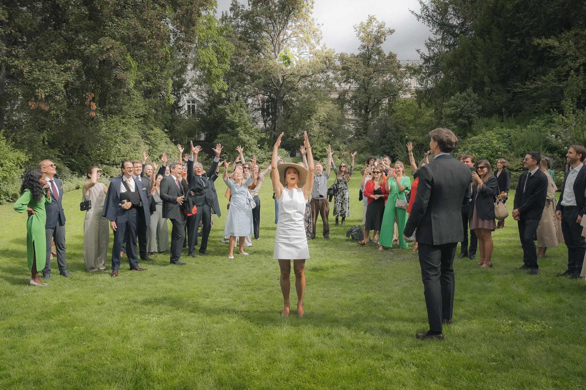 Les invités réunis dans le jardin