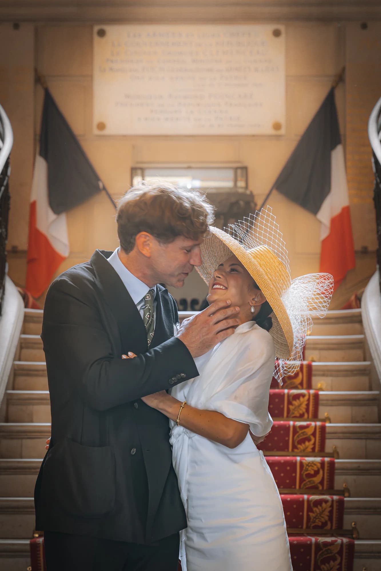 Un baiser dans l’escalier après la cérémonie