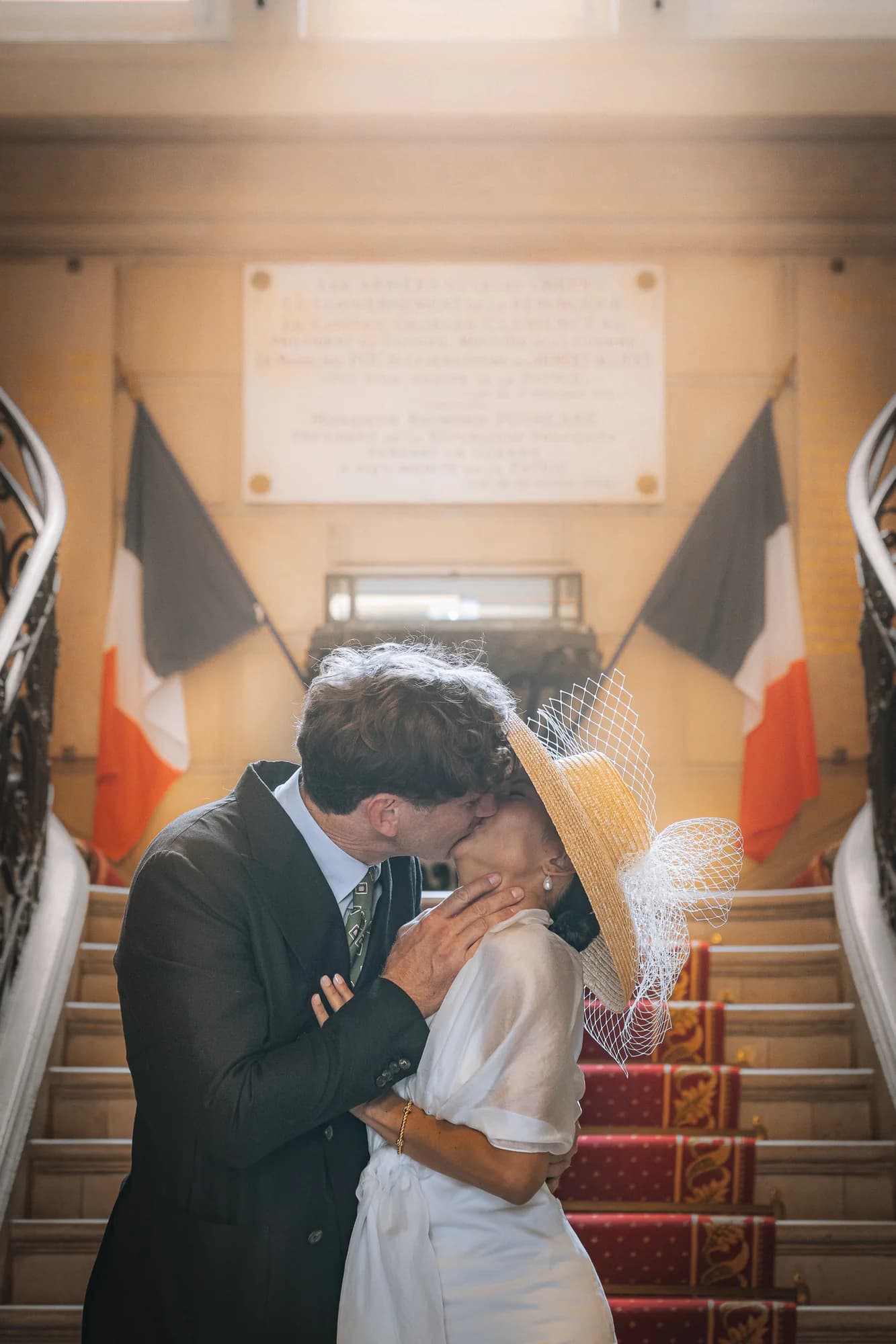 Martin et Marion s’embrassent dans l’escalier