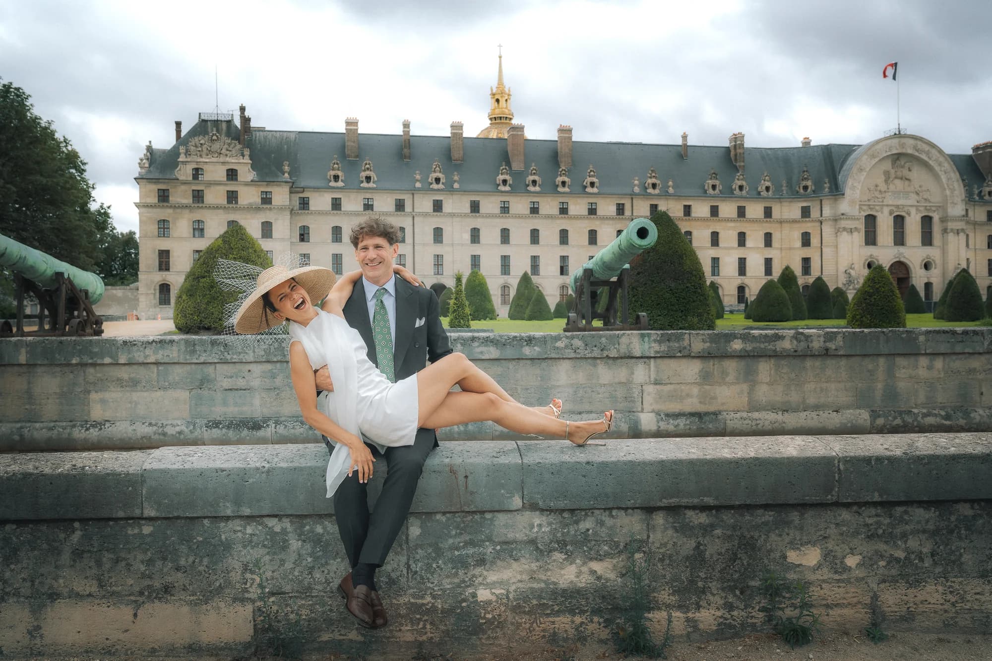 Portrait de couple devant un monument