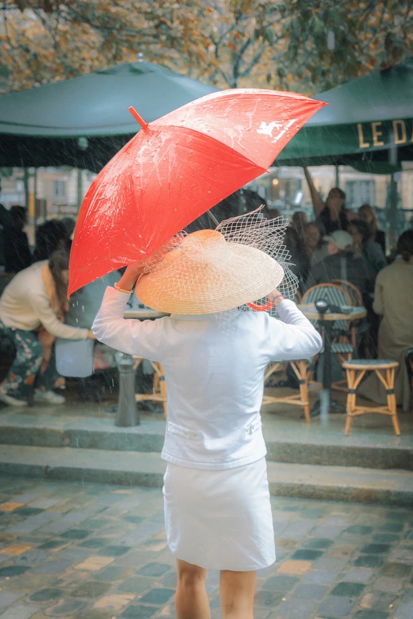 Marion sous une ombrelle rouge