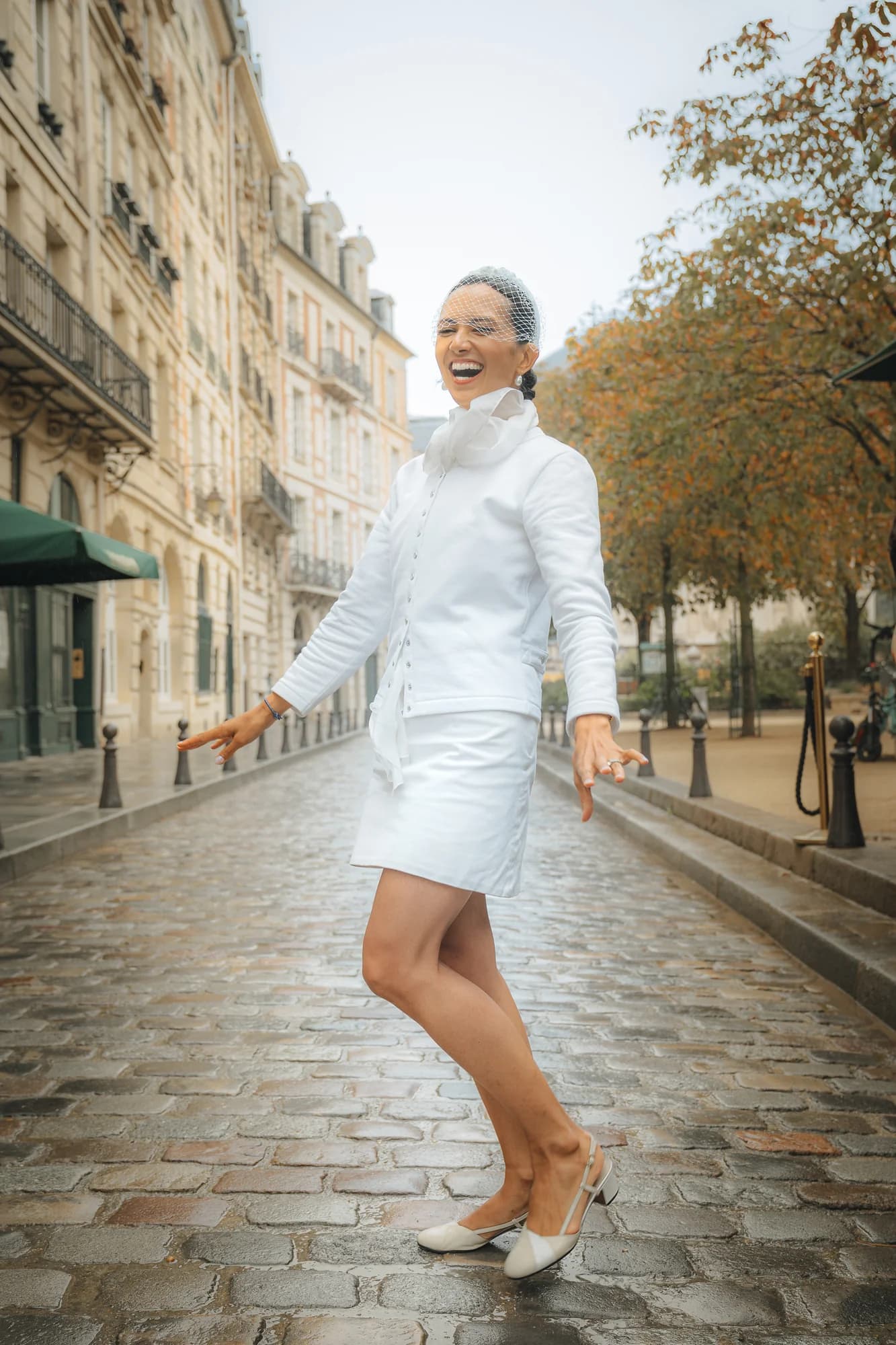 Portrait de Marion dans une rue parisienne