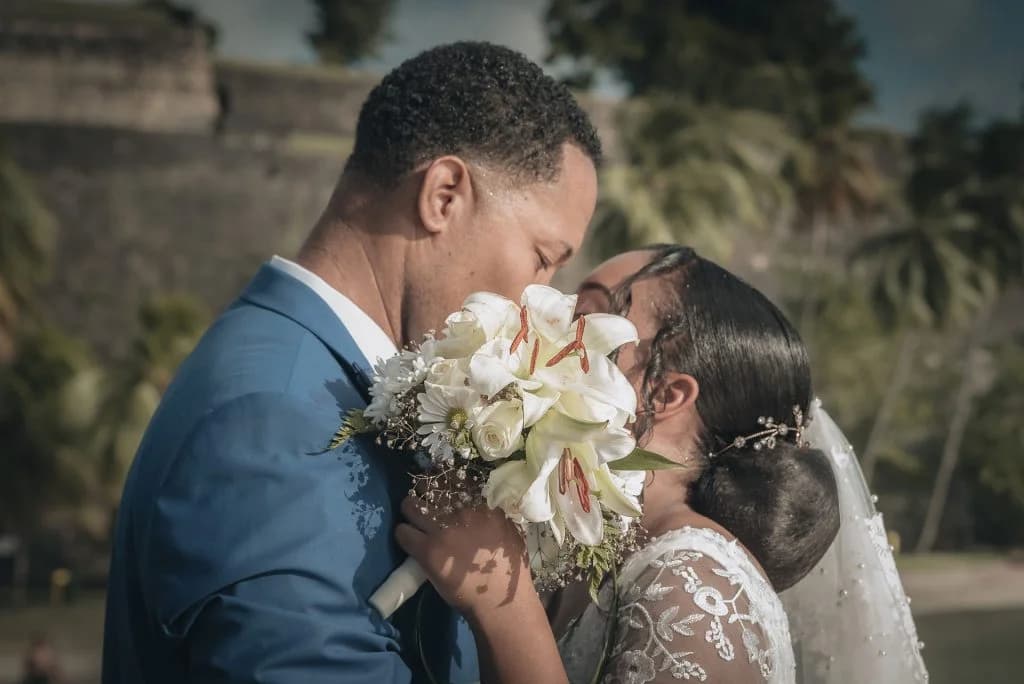 Mariage tropical avec bouquet coloré